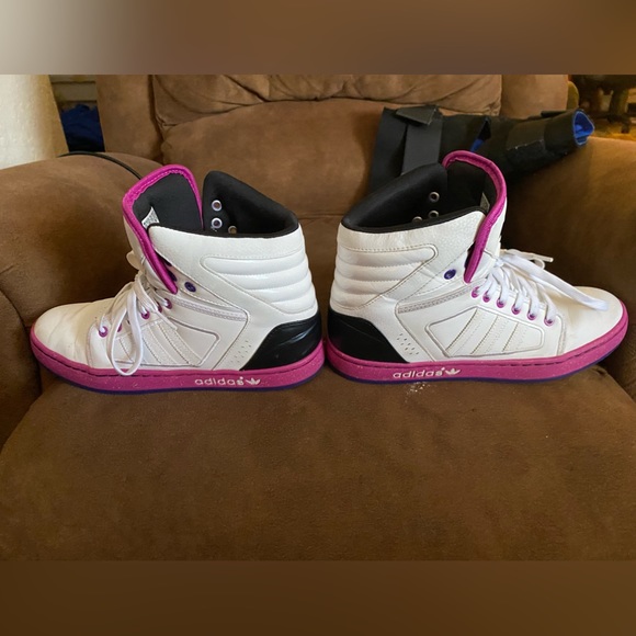 Adidas size men’s 9 in a 9/10 shape ! Men or women can wear them. - Picture 11 of 13